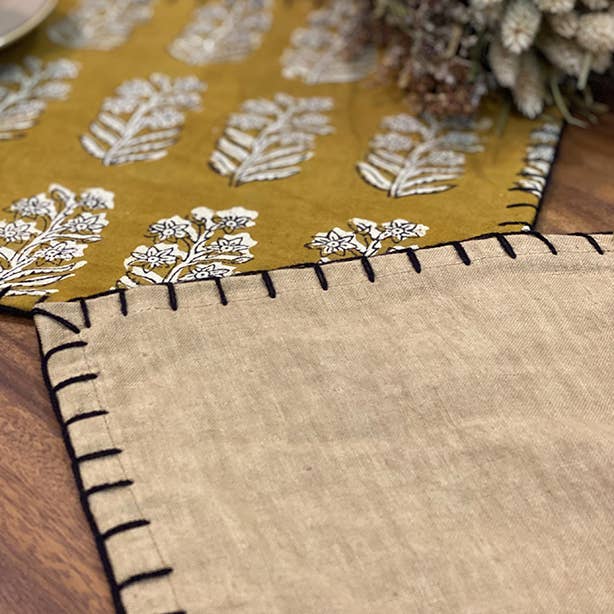 Set of 4 beige linen placemats with black stitching 45x30cm