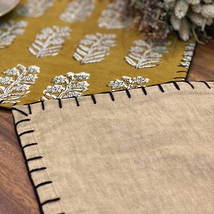Set of 4 beige linen placemats with black stitching 45x30cm